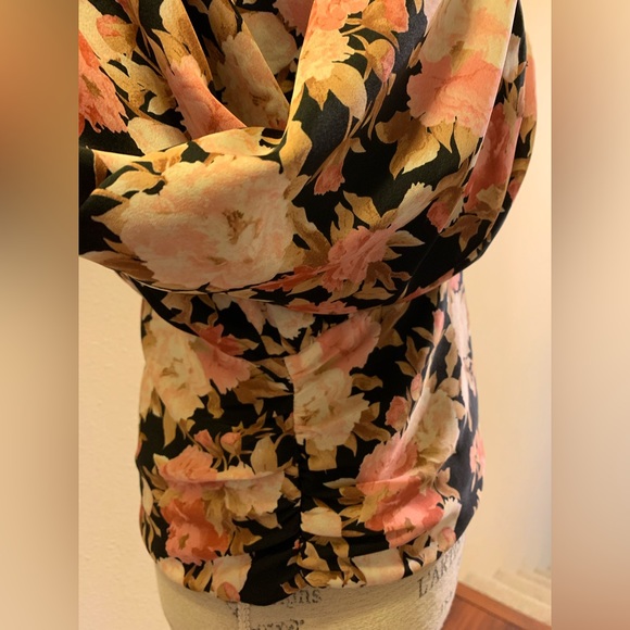 NWT SKIES ARE BLUE LONG SLEEVE FLOWERY TOP. PUFFED SLEEVES END W/SMOCKED CUFFS. - Picture 6 of 10